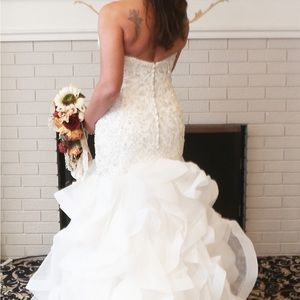 Allure contour wedding gown .